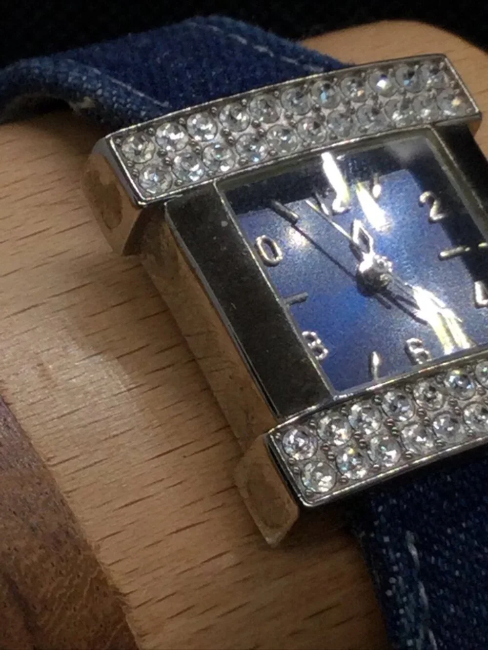 Vintage Joan Rivers Classic Ladies Watch 6.5” Blue Denim Band 23.0mm Case
